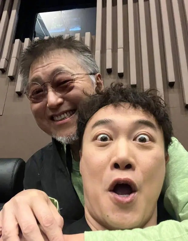 陈奕迅搞怪和老友合照。