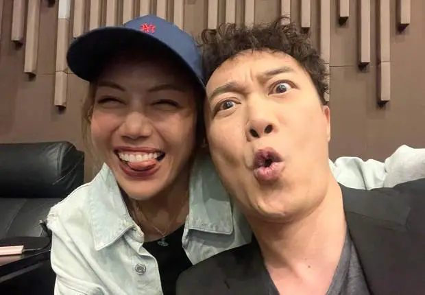 陈奕迅和朋友合照。