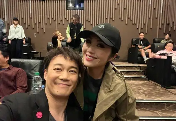 陈奕迅和杨千嬅自拍。