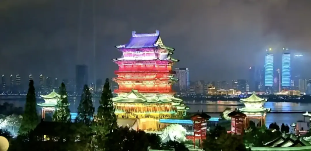 滕王阁的彩色灯效/图源：南昌发布