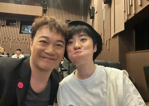 陈奕迅和好友搞怪合照。