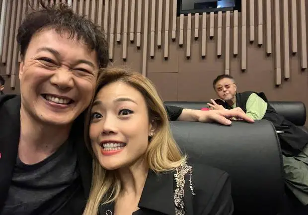 陈奕迅和容祖儿自拍。