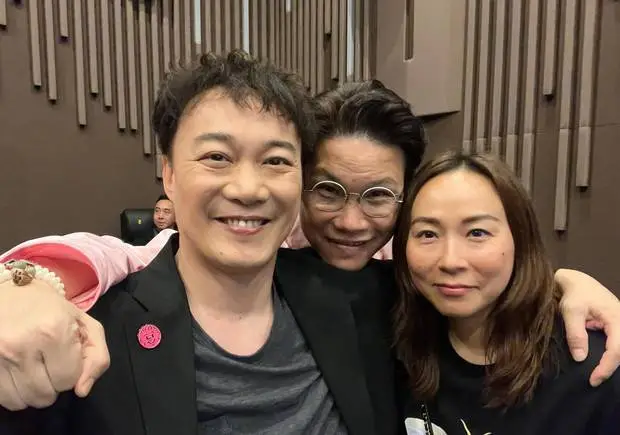 陈奕迅和林晓峰合照。