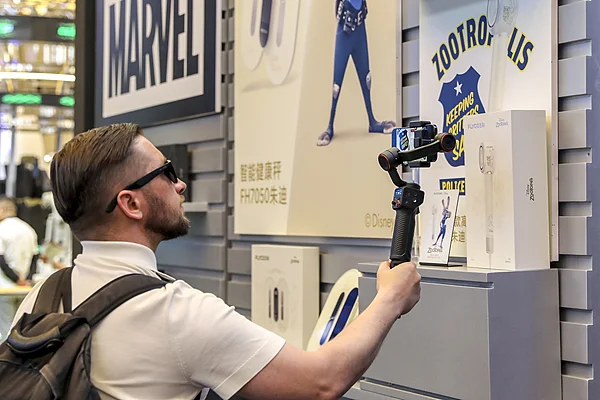 3月21日，上海，AWE中国家电及消费电子博览会。一名外国参观者在拍摄产品。 视觉中国