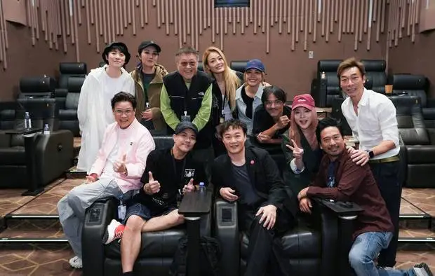 搜狐娱乐讯 近日，陈奕迅晒出与杨千嬅容祖儿等好友合照，搞怪自拍超开心。