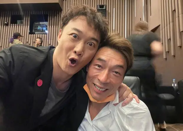 陈奕迅和朋友关系亲密超开心。