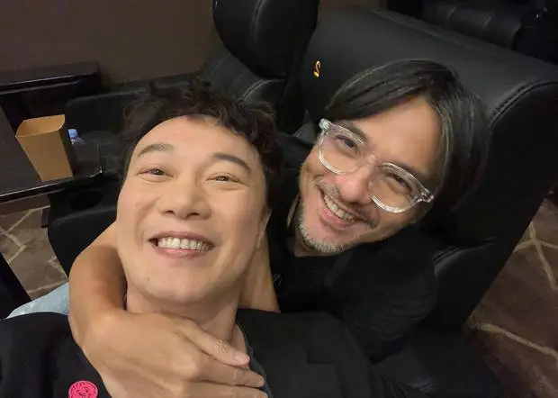 陈奕迅和冯德伦自拍。