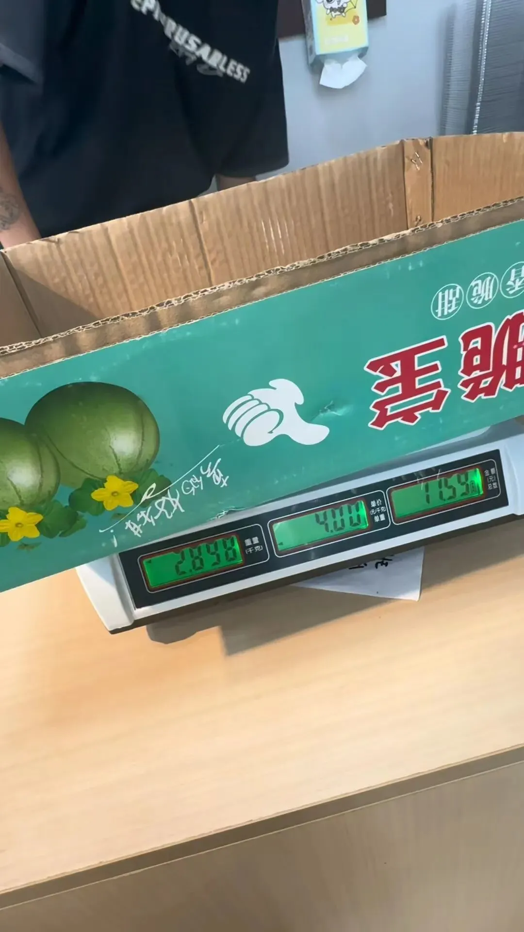 河南一市场水果箱纸板内被指发现水泥
