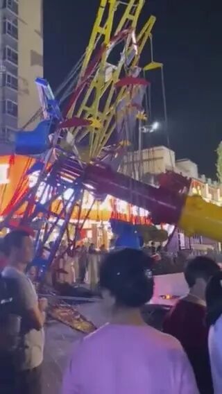 一游乐设施因故障倒塌 当地相关部门工作人员回应