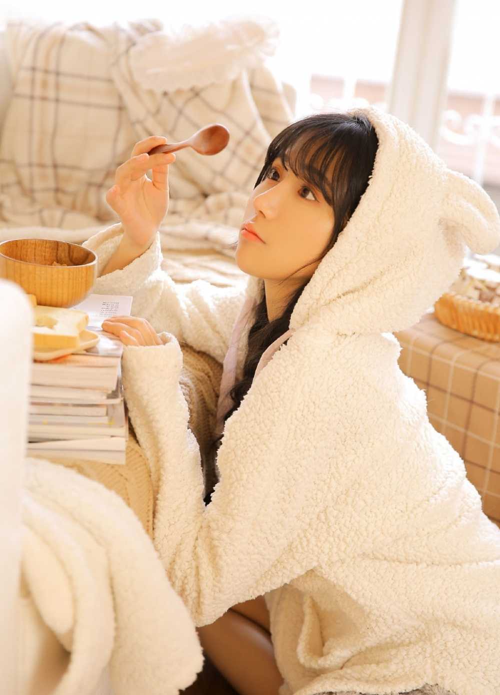 软妹子杏眼清澈诱人养眼私房照